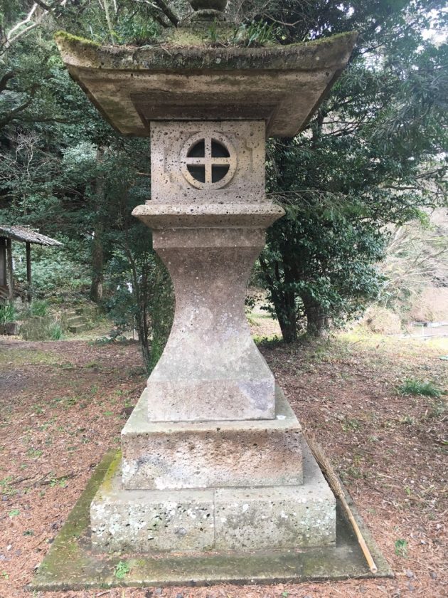 精矛神社の石灯籠