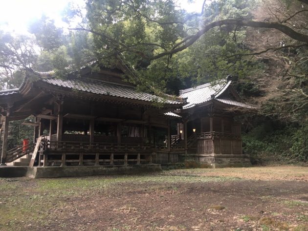 精矛神社の拝殿と本殿
